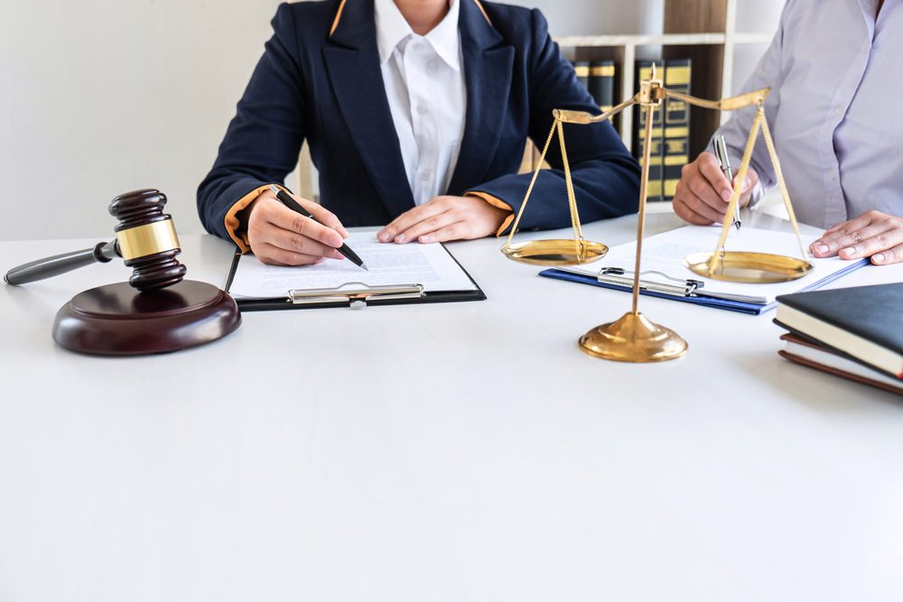 Abogada profesional o consejera discutiendo negociación - contrato de arras