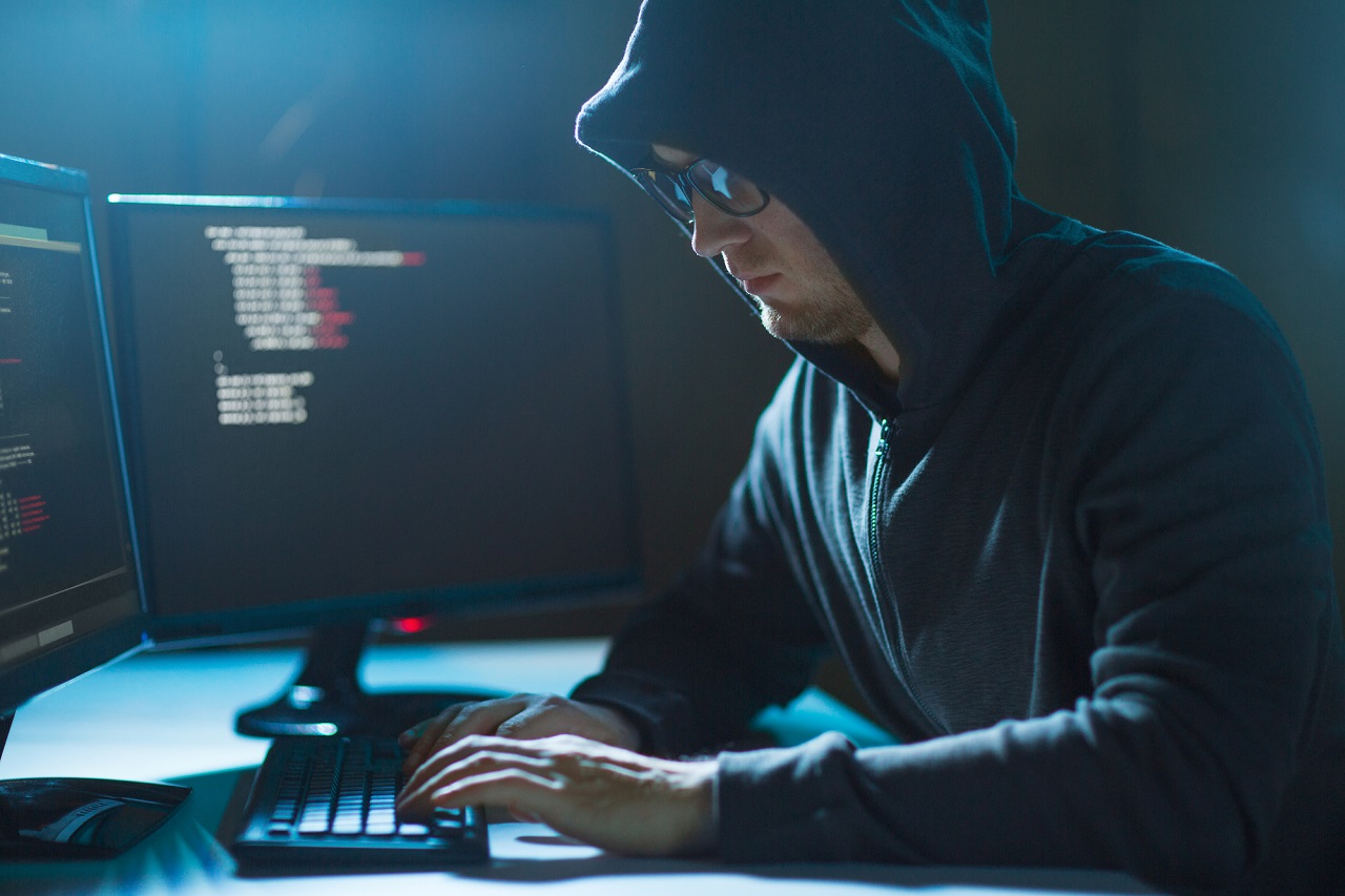 Hacker utilizando el virus informático para el ataque cibernético