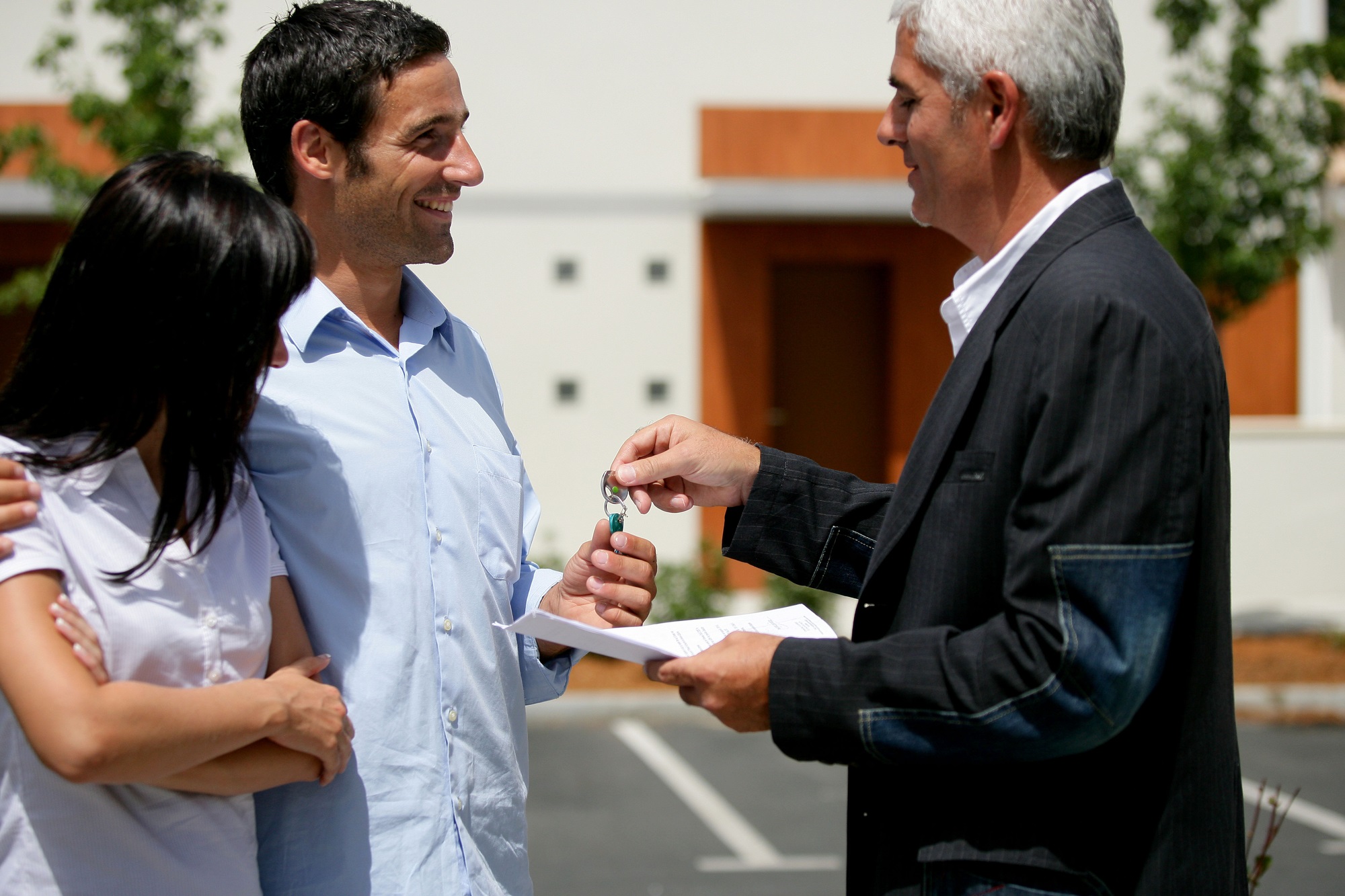 pareja recibiendo las llaves de su nuevo apartamento